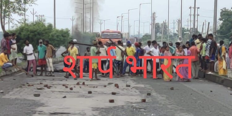 jamshedpur-road-jaam-कदमा सड़क हादसे में घायल बच्चे का इलाज बेहतर नही कराने का मामला गरमाया, बस्तीवासियों ने फिर किया मरीन ड्राइव जाम