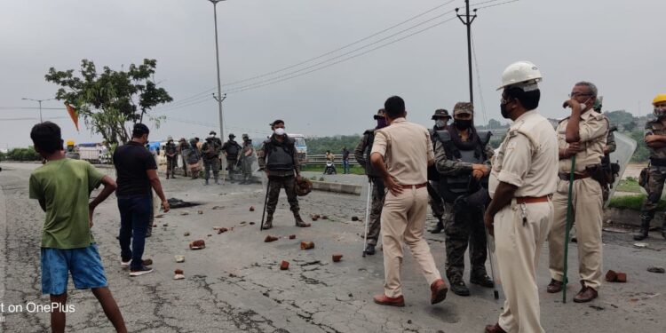west-singhbhum-accident-सोनुवा के पास सड़क हादसा, युवक की मौत, विरोध में सड़क जाम, फंसी जमशेदपुर और चाईबासा जाने वाली गाड़ियां west-singhbhum-accident-सोनुवा के पास सड़क हादसा, युवक की मौत, विरोध में सड़क जाम, फंसी जमशेदपुर और चाईबासा जाने वाली गाड़ियां