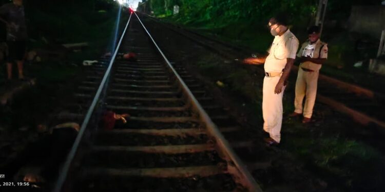 jamshedpur rural train accident : कोकपाड़ा-धालभूमगढ़ स्टेशन के बीच ट्रेन की चपेट में आई महिला, मौत, शिनाख्त में जुटी पुलिस jamshedpur rural train accident : कोकपाड़ा-धालभूमगढ़ स्टेशन के बीच ट्रेन की चपेट में आई महिला, मौत, शिनाख्त में जुटी पुलिस