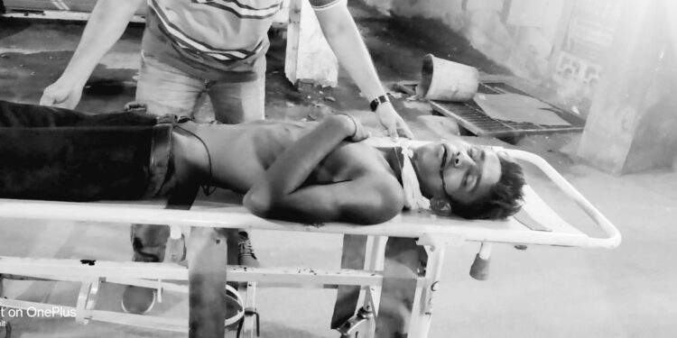Jamshedpur : मानगो शारदा सिटी में चोरी करने घुसा था युवक, स्थानीय लोगों ने पकड़कर कर दी पिटाई, स्थिति गंभीर