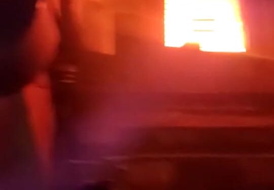 jamshedpur-fire-जुगसलाई में गमगौर स्वीट्स के मिठाई फैक्ट्री में लगी भीषण आग, 25 लाख से अधिक का नुकसान, बाल-बाल बचे कामगार