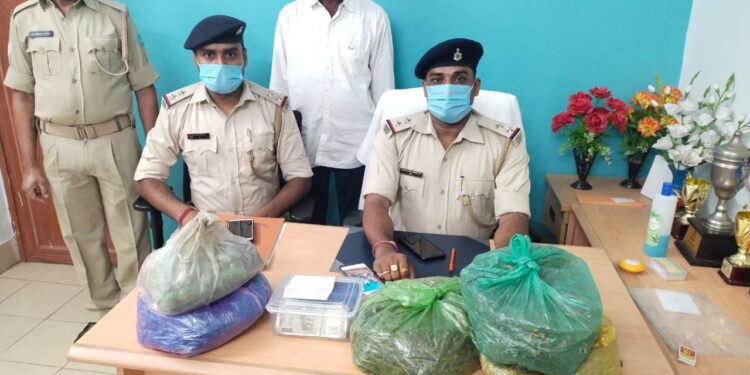 Saraikela : किता गांव से साढ़े चार किलो गांजा के साथ तस्कर गिरफ्तार, 35 हजार रुपये भी बरामद