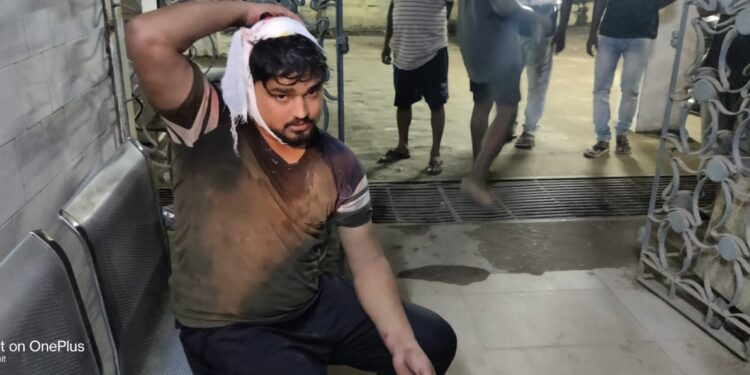 jamshedpur-crime-बर्मामाइंस में पार्किंग को लेकर हरीश के सहयोगियों ने युवक की कर दी पिटाई, लाठी डंडा और रॉड समेत पिस्टल के बट से पीटा jamshedpur-crime-बर्मामाइंस में पार्किंग को लेकर हरीश के सहयोगियों ने युवक की कर दी पिटाई, लाठी डंडा और रॉड समेत पिस्टल के बट से पीटा