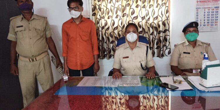 Jamshedpur : डाकघर में फर्जी हस्ताक्षर कर करोड़ों की हेराफेरी करने वाले पोस्टल कर्मचारी को पुलिस ने पांच साल बाद किया गिरफ्तार