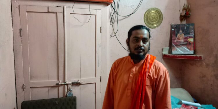 Jamshedpur : सोनारी के कैलाश धाम मौनी बाबा आश्रम में चोरी, पूरी घटना सीसीटीवी कैमरे में कैद, देखें-Video Jamshedpur : सोनारी के कैलाश धाम मौनी बाबा आश्रम में चोरी, पूरी घटना सीसीटीवी कैमरे में कैद, देखें-Video