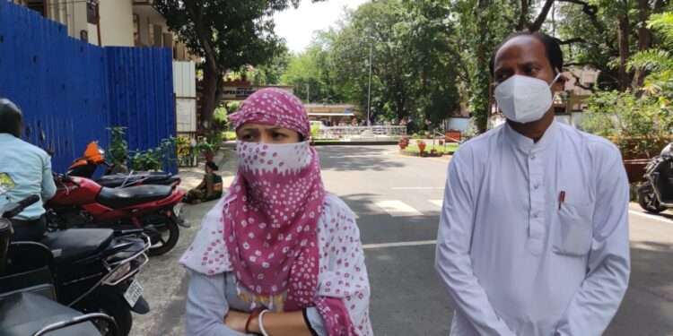 Jamshedpur : सीतारामडेरा में बहू और उसके मायके वालों ने घर में घुसकर महिला व उसकी बेटी पर किया जानलेवा हमला, एसएसपी से शिकायत Jamshedpur : सीतारामडेरा में बहू और उसके मायके वालों ने घर में घुसकर महिला व उसकी बेटी पर किया जानलेवा हमला, एसएसपी से शिकायत