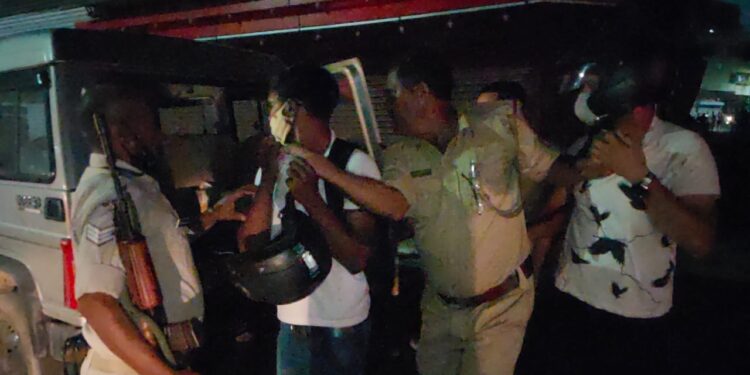 jamshedpur-police-action-साकची के बार में रात 8 बजे के बाद भी छलक रहे थे जाम, पुलिस ने की छापेमारी, कई पकड़ाये