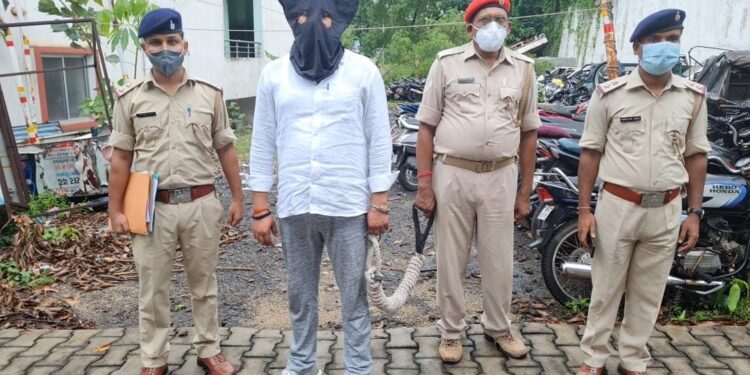 jamshedpur-gangster-गैंगस्टर सुधीर दुबे को जमशेदपुर पुलिस ने मीडिया के सामने लाया, 53 घंटे तक लगातार 5000 किलोमीटर का सफर तय कर जमशेदपुर पुलिस ने वांटेड सुधीर दुबे को पकड़ा, पकड़ने वाले ऑफिसर सम्मानित होंगे, कुछ महिना पहले तक गोलियां चलाने वाला सुधीर दुबे पुलिस की पकड़ में आते ही बोला-हम अब सुधरना चाहते है-देखिये-video-देखिये 20 कांडों की पूरी सूची jamshedpur-gangster-गैंगस्टर सुधीर दुबे को जमशेदपुर पुलिस ने मीडिया के सामने लाया, 53 घंटे तक लगातार 5000 किलोमीटर का सफर तय कर जमशेदपुर पुलिस ने वांटेड सुधीर दुबे को पकड़ा, पकड़ने वाले ऑफिसर सम्मानित होंगे, कुछ महिना पहले तक गोलियां चलाने वाला सुधीर दुबे पुलिस की पकड़ में आते ही बोला-हम अब सुधरना चाहते है-देखिये-video-देखिये 20 कांडों की पूरी सूची
