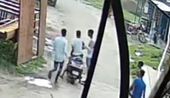jamshedpur-sonari-crime-जमशेदपुर में क्राइम इसलिए बढ़ रहा-सोनारी में पिस्तौल के बट से अपराधी युवक को घायल कर देता है, सीसीटीवी-video-में साफ दिख रहा है कैसे अपराधी खुलेआम पिस्तौल लेकर तमाशा कर रहे है, लेकिन केस दर्ज होता है मारपीट का, देखिये-video-सरेआम पिस्तौल लहराता युवक और कैसे हुआ हमला
