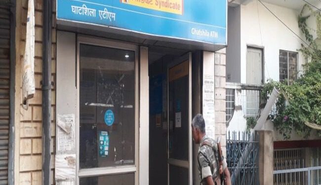 Jamshedpur-Rural : घाटशिला में केनरा बैंक का एटीएम तोड़कर लूट का प्रयास, पूर्व में भी हो चुकी है चोरी Jamshedpur-Rural : घाटशिला में केनरा बैंक का एटीएम तोड़कर लूट का प्रयास, पूर्व में भी हो चुकी है चोरी