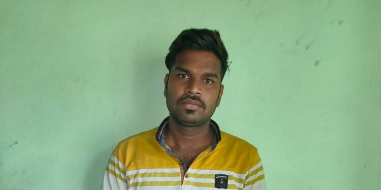 Jamshedpur : युवती को मारपीट कर सड़क किनारे बेसुध हालत में फेकने के मामले में फरार चल रहे आरोपी को पुलिस ने किया गिरफ्तार Jamshedpur : युवती को मारपीट कर सड़क किनारे बेसुध हालत में फेकने के मामले में फरार चल रहे आरोपी को पुलिस ने किया गिरफ्तार
