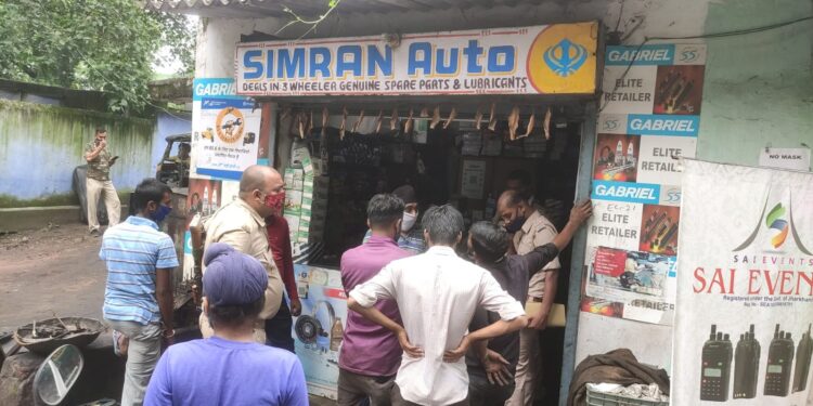 jamshedpur-theft-case-परसुडीह में एस्बेस्टस काटकर दो दुकानों में चोरी, पुलिस जांच में जुटी jamshedpur-theft-case-परसुडीह में एस्बेस्टस काटकर दो दुकानों में चोरी, पुलिस जांच में जुटी