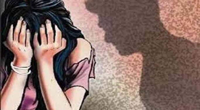 Jamshedpur : आजादनगर में महिला ने पूर्व मकान मालिक पर लगाया दुष्कर्म कर वीडियो वायरल करने का आरोप, पुलिस जांच में जुटी Jamshedpur : आजादनगर में महिला ने पूर्व मकान मालिक पर लगाया दुष्कर्म कर वीडियो वायरल करने का आरोप, पुलिस जांच में जुटी