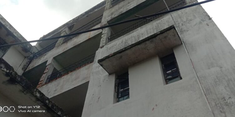 saraikela-breaking-सरायकेला सदर अस्पताल में इलाजरत मरीज ने तीसरे मंजिल से कूदकर दे दी जान, पत्नी अटेंडर थी, कब निकलकर आत्महत्या कर ली किसी को पता नही saraikela-breaking-सरायकेला सदर अस्पताल में इलाजरत मरीज ने तीसरे मंजिल से कूदकर दे दी जान, पत्नी अटेंडर थी, कब निकलकर आत्महत्या कर ली किसी को पता नही
