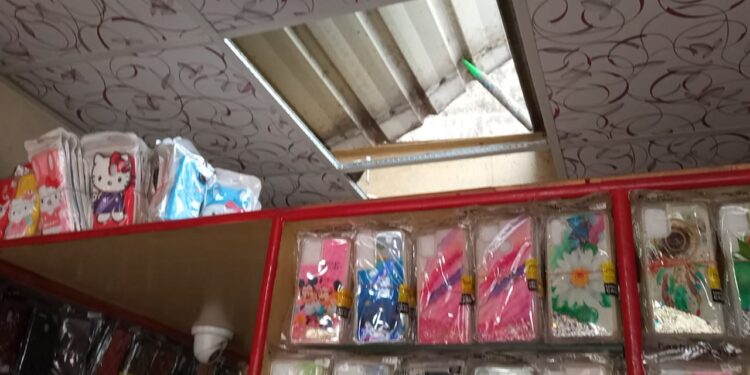 Jamshedpur-theft : शहर में चोरों का आतंक, साकची में मोबाइल एसेसरीज दुकान को बनाया निशाना, नगद रुपये और रिपेयर के मोबाइल ले गए चोर-Video