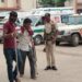 jamshedpur-crime-सोनारी में सैलून में नशेड़ी ने उस्तुरा चलाकर लोगों को किया घायल, पैसा लूटने का किया प्रयास, भीड़ ने पकड़कर पुलिस को सौंपा