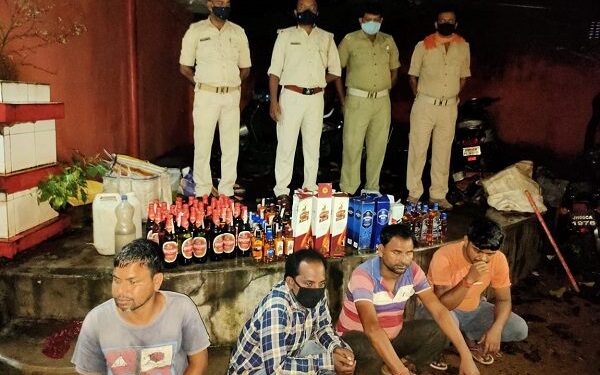 jamshedpur-illegal-liquor-जमशेदपुर के ढाबों में उत्पाद विभाग का छापा, बड़े पैमाने पर शराब जब्त, 4 गिरफ्तार jamshedpur-illegal-liquor-जमशेदपुर के ढाबों में उत्पाद विभाग का छापा, बड़े पैमाने पर शराब जब्त, 4 गिरफ्तार