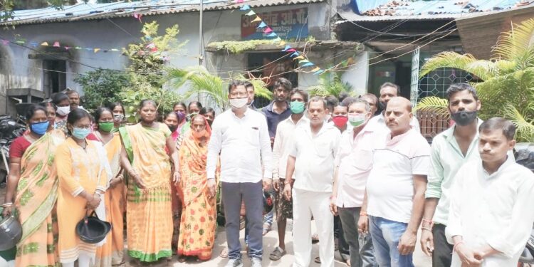 jamshedpur-theft-cases-उलीडीह थाना पर चोरी से सहमे लोगों ने किया प्रदर्शन, रामनगर और श्यामनगर में एक साथ 5 मकानों में चोरी jamshedpur-theft-cases-उलीडीह थाना पर चोरी से सहमे लोगों ने किया प्रदर्शन, रामनगर और श्यामनगर में एक साथ 5 मकानों में चोरी