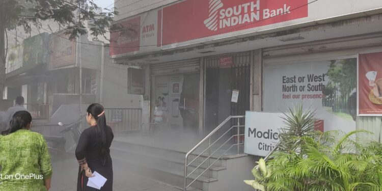 jamshedpur-bank-fire-जमशेदपुर के साउथ इंडियन बैंक में लगी आग, अफरा-तफरी मची, बैंक में अधिकारी और कर्मचारी के साथ ग्राहक भी थे, बुझाने में लगी टीम