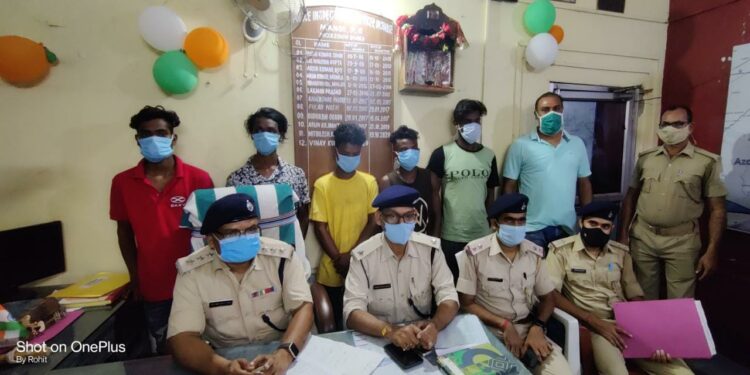 jamshedpur-rural-police-success-जमशेदपुर की ग्रामीण पुलिस को बड़ी कामयाबी, दो देशी पिस्तौल और कारतूस से लैस चार लूटेरों को लूट की घटना को अंजाम देकर भागते वक्त पकड़ा, चारों जमशेदपुर शहर के अपराधी