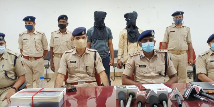 jamshedpur-police-success-भालुबासा में गैस एजेंसी के कारोबारी के घर पर फायरिंग करने वाले दो अपराधी पकड़ाये, पिस्तौल बरामद नही, 7.65 एमएम का 3 जिंदा गोली और कारतूस बरामद-कांड का कारण क्या था, जमशेदपुर एसएसपी का देखिये-video