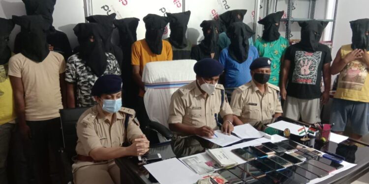 deoghar-police-success-देवघर पुलिस को बड़ी सफलता, 17 शातिर अपराधियों को किया गिरफ्तार, बड़े पैमाने पर कई साइबर अपराध से जुड़े सामान बरामद