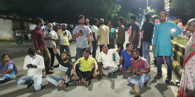 jamshedpur-sidghora-family-crime-सिदगोड़ा हमला का मामला-15 दिनों से खुद को अंधेरे घर में बंद कर रखा था राजू ने, हमले के लिए तलवार भी खरीदी, सुने सिदगोड़ा में भाई के हमले से घायल संदीप के मंझले भाई की जुबानी jamshedpur-sidghora-family-crime-सिदगोड़ा हमला का मामला-15 दिनों से खुद को अंधेरे घर में बंद कर रखा था राजू ने, हमले के लिए तलवार भी खरीदी, सुने सिदगोड़ा में भाई के हमले से घायल संदीप के मंझले भाई की जुबानी