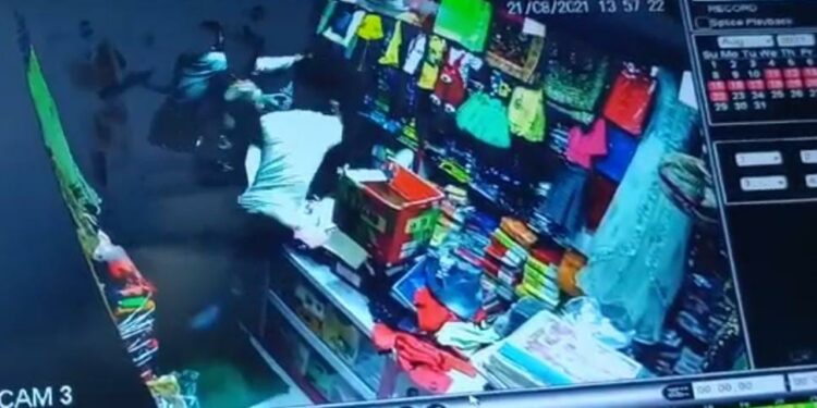 jamshedpur-Crime : मानगो बाजार की रेडीमेड कपड़े की दुकान मनमोहक कलेक्शन के मालिक की अपराधियों ने पिटाई कर ₹70,000 लूटे, मानगो थाना में शिकायत, पुलिस जांच में जुटी, पूरी घटना सीसीटीवी में कैद, देखें-Video