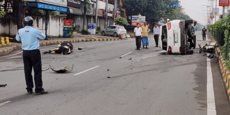 jamshedpur-accident-बिष्टुपुर में सड़क पार कर रहे मवेशी को कार ने मारी टक्कर, मवेशी की मौत, कार पलटी, चालक घायल jamshedpur-accident-बिष्टुपुर में सड़क पार कर रहे मवेशी को कार ने मारी टक्कर, मवेशी की मौत, कार पलटी, चालक घायल