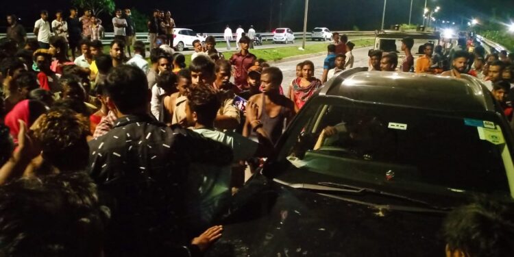 jamshedpur-accident-मरीन ड्राइव में तेज रफ्तार अनियंत्रित कार ने सड़क किनारे खड़े युवक को मारी टक्कर, स्थानीय लोगों ने किया हंगामा