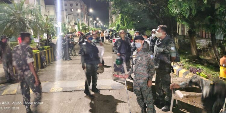 jamshedpur-crime-गोविंदपुर में शौच करते पकड़ाए युवक को सिक्युरिटी गार्ड ने पकड़कर नंगा कर की जमकर पिटाई-कैसे की जानवरो की तरह इंसान की पिटाई-देखिए-video-युवक लापता, गुस्साए ग्रामीणों ने जमकर किया हंगामा jamshedpur-crime-गोविंदपुर में शौच करते पकड़ाए युवक को सिक्युरिटी गार्ड ने पकड़कर नंगा कर की जमकर पिटाई-कैसे की जानवरो की तरह इंसान की पिटाई-देखिए-video-युवक लापता, गुस्साए ग्रामीणों ने जमकर किया हंगामा