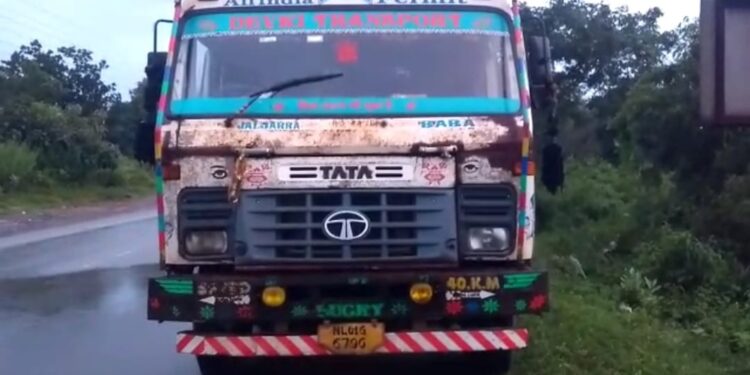 Saraikela Kandra Accident : कांड्रा में पिकअप वैन की चपेट में आकर बाइक सवार गंभीर, दोनों वाहन जब्त