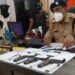 deoghar-police-success-देवघर में पुलिस ने फायरिंग कर भाग रहे अपराधियों को पकड़ा, देवघर एसपी बोले-हम लोगों ने चूड़ियां नहीं पहनी है deoghar-police-success-देवघर में पुलिस ने फायरिंग कर भाग रहे अपराधियों को पकड़ा, देवघर एसपी बोले-हम लोगों ने चूड़ियां नहीं पहनी है