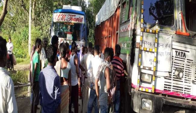 jamshedpur-rural-big-accident-जमशेदपुर के ग्रामीण इलाके डुमरिया में अनाज गोदाम में अनलोडिंग के दौरान दो गाड़ियों के बीच में दबा मजदूर, मौत, हंगामा jamshedpur-rural-big-accident-जमशेदपुर के ग्रामीण इलाके डुमरिया में अनाज गोदाम में अनलोडिंग के दौरान दो गाड़ियों के बीच में दबा मजदूर, मौत, हंगामा