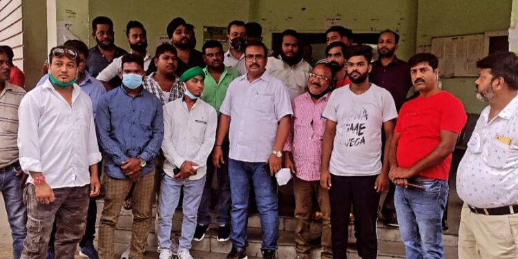 jamshedpur-jmm-lodges-case-जमशेदपुर आजसू के जिला प्रवक्ता अप्पू तिवारी को मुख्यमंत्री हेमंत सोरेन का नाम लेकर अपशब्द बोलना पड़ा महंगा, गोलमुरी थाना में झामुमो नेता बबन राय ने दर्ज करायी प्राथमिकी-video-एफआइआर दर्ज, अप्पू तिवारी ने कहा-मुख्यमंत्री को भी मांगना चाहिए माफी jamshedpur-jmm-lodges-case-जमशेदपुर आजसू के जिला प्रवक्ता अप्पू तिवारी को मुख्यमंत्री हेमंत सोरेन का नाम लेकर अपशब्द बोलना पड़ा महंगा, गोलमुरी थाना में झामुमो नेता बबन राय ने दर्ज करायी प्राथमिकी-video-एफआइआर दर्ज, अप्पू तिवारी ने कहा-मुख्यमंत्री को भी मांगना चाहिए माफी