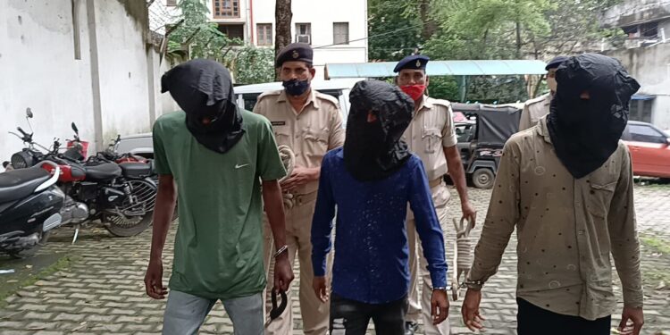 jamshedpur-police-success-टेल्को और बर्मामाइंस समेत कई क्षेत्र में छिनतई और लूट करने वाले गिरोह के तीन सदस्य गिरफ्तार, छीने गये मोबाइल और रुपये भी बरामद, चार कांडों का एक साथ खुलासा