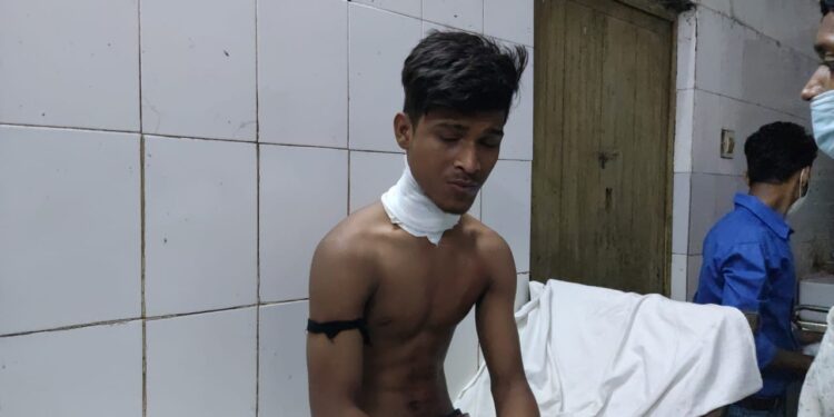 jamshedpur-crime-आजादनगर में दोस्त ने मोबाइल छीनने का किया प्रयास, विरोध करने पर चाकू से गले पर किया वार
