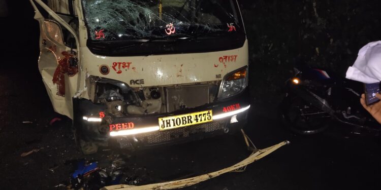 jamshedpur-rural-accident-मुसाबनी-जादूगोड़ा रॉड में दुर्घटना, मोटरसाइकिल सवार की मौत, दो घायल, सड़क जाम