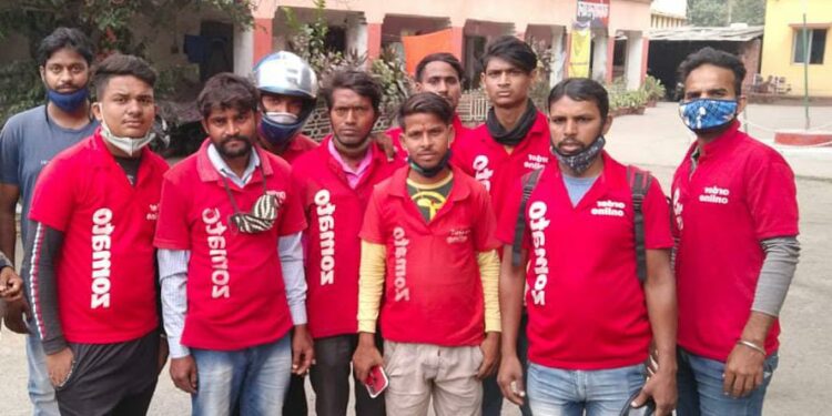 Jamshedpur : बर्मामाइंस में जोमैटो डिलीवरी ब्वॉय से मोबाइल की छिनतई, विरोध करने पर चाकू से किया वार, सुनें पूरी घटना पीड़ित की जुबानी-Video Jamshedpur : बर्मामाइंस में जोमैटो डिलीवरी ब्वॉय से मोबाइल की छिनतई, विरोध करने पर चाकू से किया वार, सुनें पूरी घटना पीड़ित की जुबानी-Video
