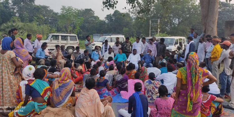 jamshedpur-rural-धालभूमगढ़ के गुड़गाईकोचा में एक माह से बिजली नही, विधायक रामदास सोरेन गांव पहुंचे, कहा-जल्द गांव में लगेगा ट्रांसफारमर