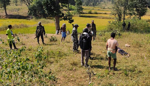 Chakradharpur : सोंगरा रेंज के वनकर्मियों को दूसरे दिन में भी मिली सफलता, कांडेयांग व बिंबू गांव से 40 पीस साल की लकड़ी चौखट जब्त Chakradharpur : सोंगरा रेंज के वनकर्मियों को दूसरे दिन में भी मिली सफलता, कांडेयांग व बिंबू गांव से 40 पीस साल की लकड़ी चौखट जब्त