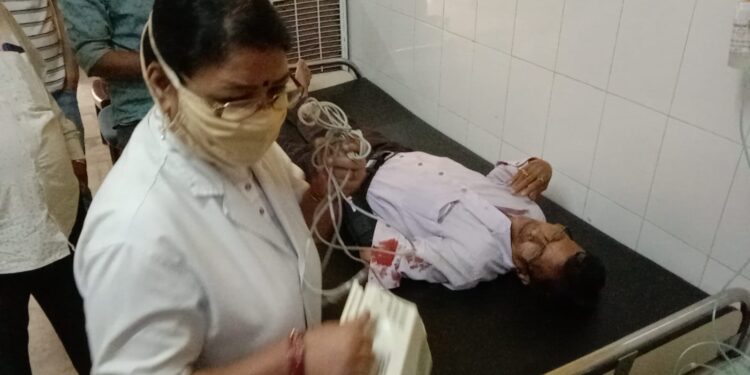 jamshedpur-bjp-leader-attacked-भाजपा नेता राम सिंह मुंडा पर जानलेवा हमला-video, हाथ के तीन टुकड़े अपराधियों ने कर दिए, केंद्रीय मंत्री अर्जुन मुंडा के आवास जाने के पहले हुआ यह कातिलाना हमला-video