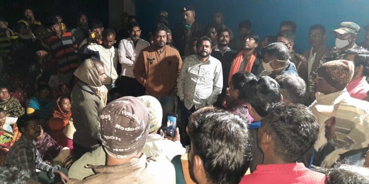 jamshedpur-rural-accident-चाकुलिया पेपर मिल दुर्घटना में मारे गए लोगों के शव कंपनी को परिजनों ने सौंपा, विधायक समीर के नेतृत्व में शुक्रवार को होगा मुआवजा पर फैसला, दिनेशानंद गोस्वामी ने 10 लाख मुआवजा का किया डिमांड