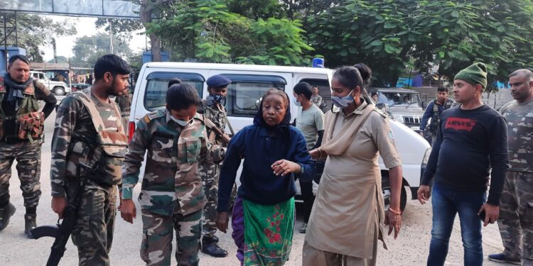 saraikela-naxal-सरायकेला में पकड़े गए बड़े नक्सलियों को लेकर पूरे जिले में हाई-अलर्ट, खतरनाक बुजुर्ग दंपति ने बढ़ाई प्रशासन की धड़कनें saraikela-naxal-सरायकेला में पकड़े गए बड़े नक्सलियों को लेकर पूरे जिले में हाई-अलर्ट, खतरनाक बुजुर्ग दंपति ने बढ़ाई प्रशासन की धड़कनें