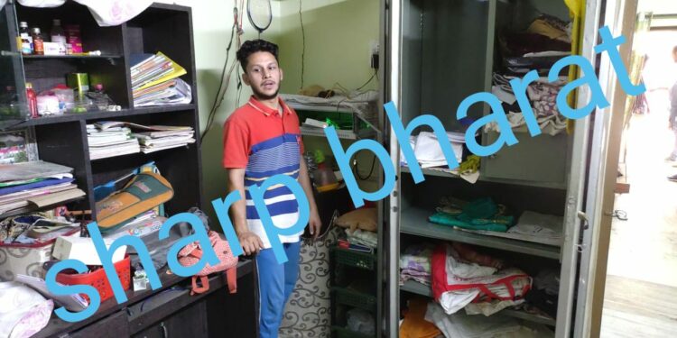 Adityapur Theft : आदित्यपुर में चोरी की घटनाओं से त्रस्त लोगों ने रंगेहाथ पकड़ाये चोर को धुना, पुलिस ने भीड़ का शिकार बनने से बचाया