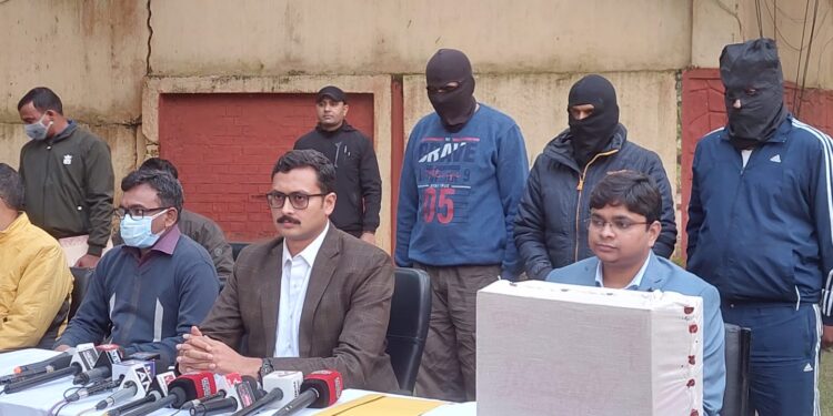 jharkhand-ats-big-achievemenet-झारखंड एटीएस को बड़ी कामयाबी, बिहार से नक्सलियों को हथियार उपलब्ध करवाने वाले तीन गिरफ्तार, रैकेट में पुलवामान में पदस्थापित सीआरपीएफ जवान भी शामिल, चाईबासा और सरायकेला के ठेकेदार नक्सलियों तक पहुंचाते थे हथियार, बड़ा खुलासा