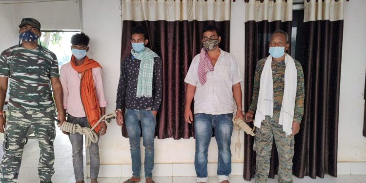 jamshedpur-rural-police-success-धालभूमगढ़ के एनएच के किनारे संचालित अवैध गोदाम मे पुलिस का छापा, लोहा के प्लेट से लदे दो ट्रक जब्त, चालक और गोदाम के संचालक गिरफ्तार