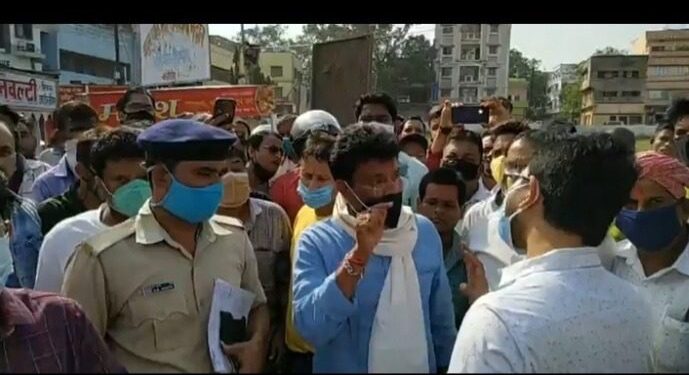 jamshedpur-administration-action-भाजपा नेता अभय सिंह समेत 7 लोगों के खिलाफ एक माह बाद प्रशासन ने भोग वितरण को लेकर दर्ज किया एफआइआर, 40 अज्ञात भी आरोपी, अभय सिंह बोले-सारा कुछ मुसलिम तुष्टिकरण करने वाले बन्ना गुप्ता करा रहे है, इसका जवाब दिया जायेगा, अपना हिंदू डरेगा ना हिंदू झुकेगा