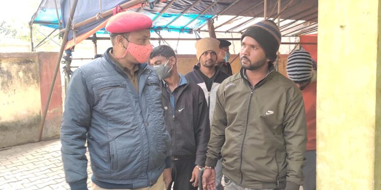 Jamshedpur-sonari-gang-war : सोनारी गैंगवार मामले में दोनों पक्ष से छह लोगों को पुलिस ने भेजा जेल, दोनों पक्ष ने दर्ज कराया मामला Jamshedpur-sonari-gang-war : सोनारी गैंगवार मामले में दोनों पक्ष से छह लोगों को पुलिस ने भेजा जेल, दोनों पक्ष ने दर्ज कराया मामला