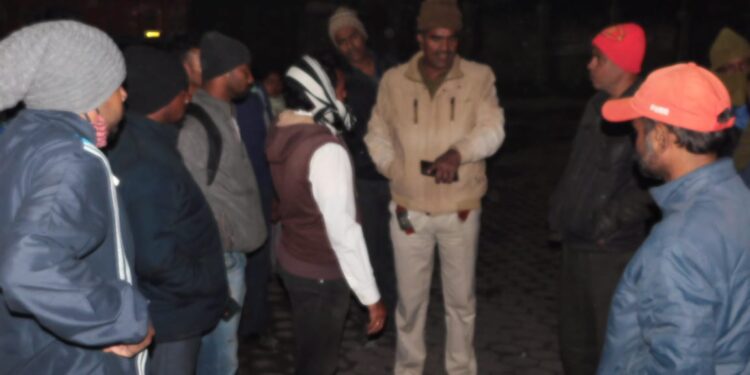 jamshedpur-road-accident-जेमको बोरा फैक्ट्री के पास दुर्घटना, दो घायल, गुस्साई भीड़ ने किया रोड जाम, सिक्योरिटी के जवानों को पीटा, देखिए-video